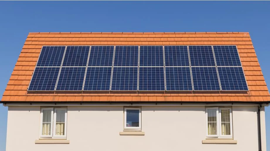 30. Installation av solpaneler pa╠e hustak till villaa╠egare