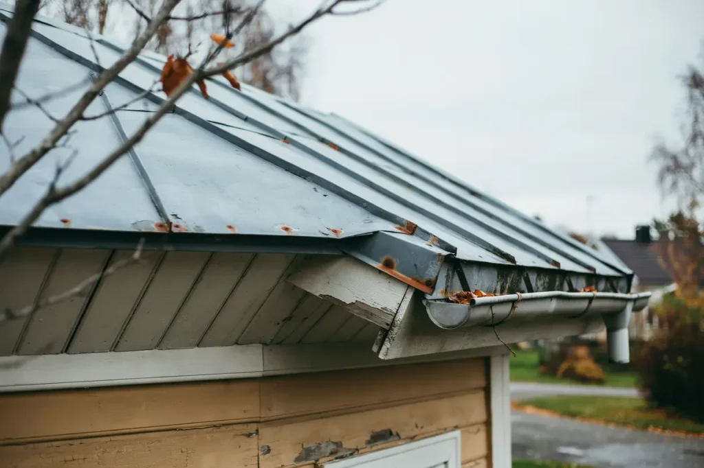 takfot i pl t vanliga skador smarta tg rder och s skyddar du huset fr n fukt